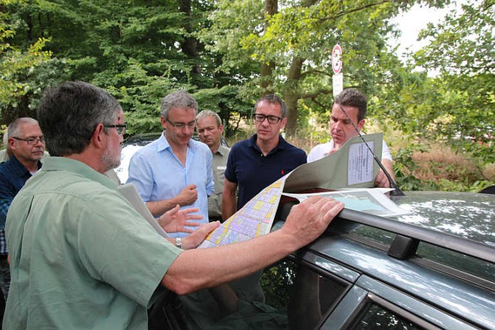 Stellvertretender Forstamtsleiter Dr. Thomas Eichkorn berichtet Landrat Dr. Christoph Schnaudigel, Bürgermeister Sven Weigt und Bürgermeister Hans D. Reinwald über aktuelle forstrechtliche Verfahren im Landkreis.